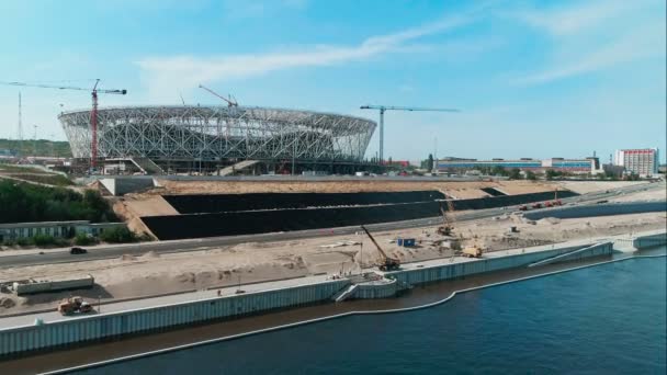 Tiro aéreo de un estadio de fútbol sitio de construcción. Volgogrado — Vídeo de stock