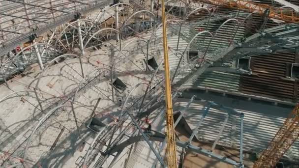 Металлическое строительство футбольного стадиона в Волгограде — стоковое видео