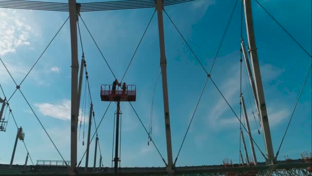 Construction à haubans du stade de football et ciel bleu à l'arrière — Video