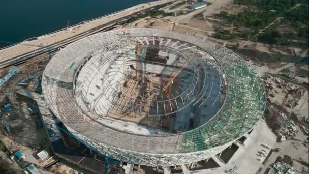 Tiro aéreo de un estadio de fútbol sitio de construcción. Volgogrado — Vídeo de stock