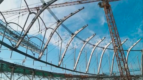 Estadio de fútbol construcción de cable y cielo azul en backgound — Vídeos de Stock