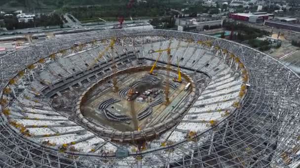Tiro aéreo de un estadio de fútbol sitio de construcción. Volgogrado — Vídeos de Stock