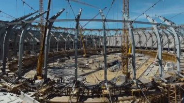 Askılı çatı yapıları bir futbol stadyumu