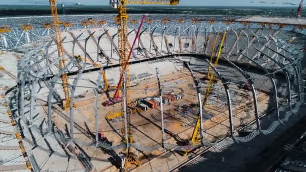 Tiro aéreo de estructuras de techo con cable de un estadio de fútbol — Vídeo de stock