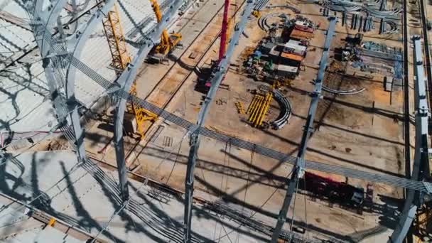 Zdjęcia lotnicze z dachu powstanie stadion piłkarski — Wideo stockowe