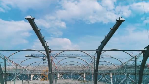 Estádio de futebol construção de cabo-permanecido e céu azul no backgound — Vídeo de Stock