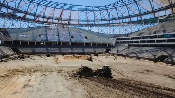 フィールド、サッカー スタジアム建設の席の空中ショット — ストック動画