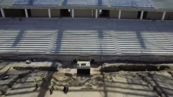 Bau von Sitzen im Stadion — Stockvideo