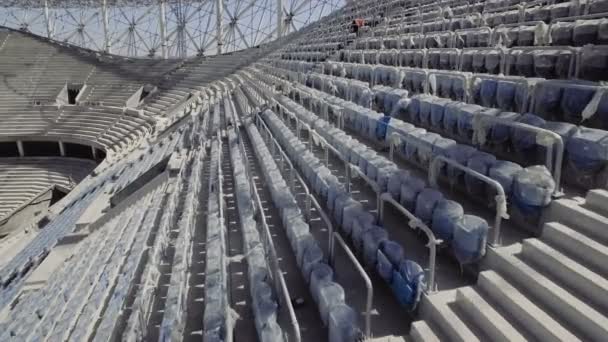 Bouw van de zetels in het stadion — Stockvideo