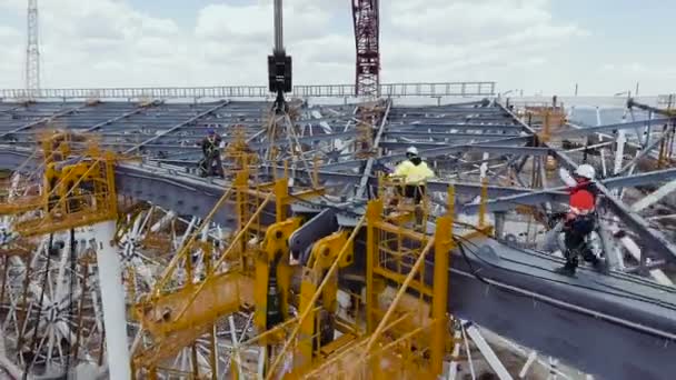 Строители на строительстве стадиона — стоковое видео