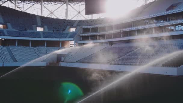 Sistema de irrigação de campo de futebol ou futebol de grama de rega automática . — Vídeo de Stock