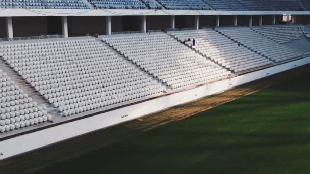 Lege tribunes van een voetbalstadion — Stockvideo