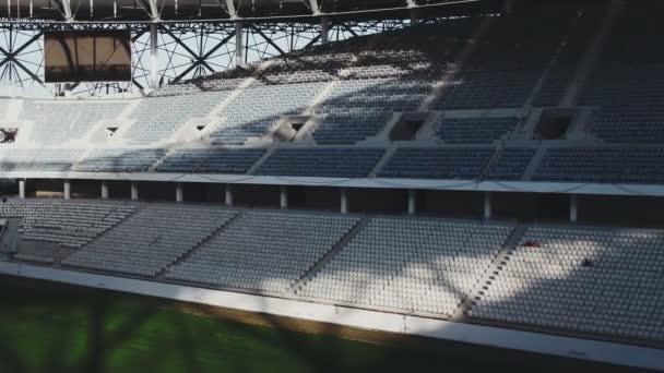 Lege tribunes van een voetbalstadion — Stockvideo