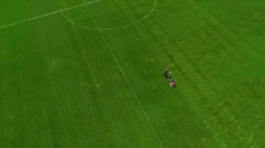 Bir futbol stadyumu çim biçme hava atış