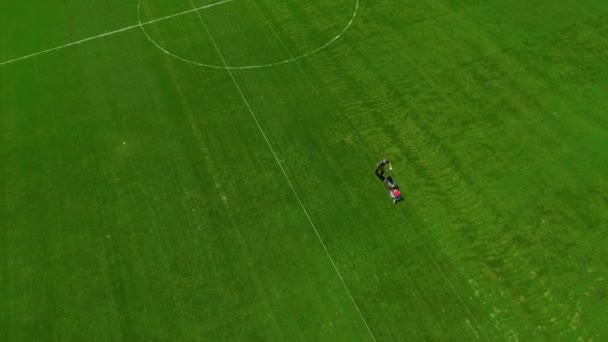 Antenn skott av slåtter gräs i en fotbollsarena — Stockvideo
