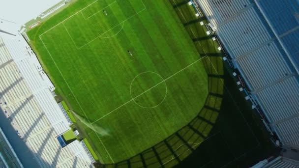 Bovenaanzicht van het maaien van gras in een voetbalstadion — Stockvideo