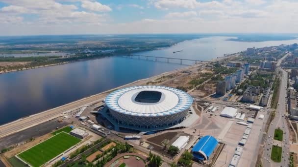 Kamera uçan üzerinde Stadyumu ve nehir — Stok video