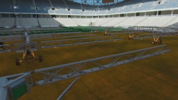 Ljussystem för att odla gräsmattor på en tom fotbollsplan — Stockvideo
