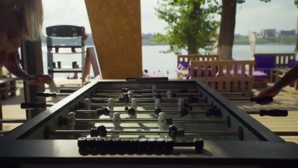 Close Up of Duas meninas jogando futebol de mesa — Vídeo de Stock