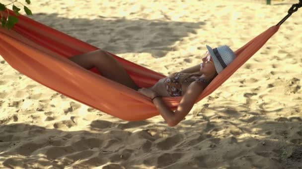 在海滩上的吊床上的女孩 — 图库视频影像