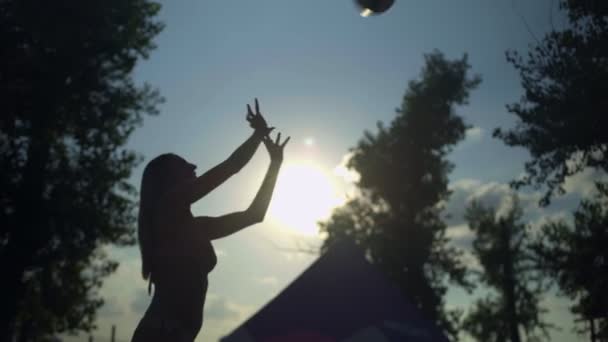 Mujer jugar voleibol en la playa — Vídeo de stock