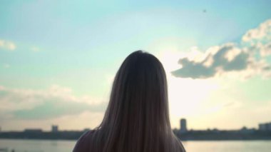 Güzel altın gün batımıyla elleri ile deniz altının üzerinde kalp yapan bir kız. Kalbinde, içinde gün doğumu olan kadın kolu silueti. Tatil konsepti. Plajda yaz tatili.