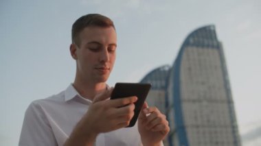 adam açık havada kitap okumak