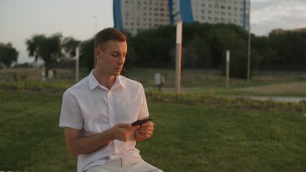 Man reading book in park — Stock Video