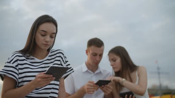 面白い学生は屋外で本を読んでいる — ストック動画