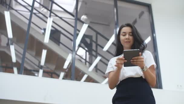 Studentin liest Buch an der Universität — Stockvideo