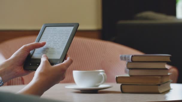 Mädchen liest im Café ein E-Book — Stockvideo