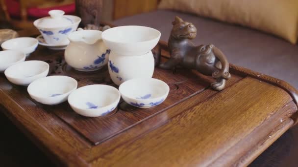 Cérémonie Tasses à thé et soucoupes chinoises sont couvertes — Video