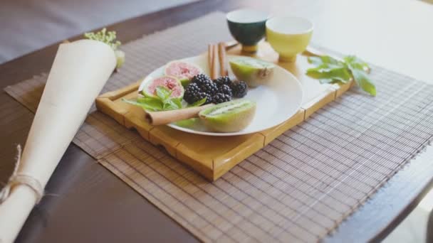 Slide shot de café da manhã saudável com frutas e chá — Vídeo de Stock