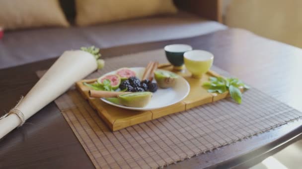健康早餐与水果和茶的滑行镜头 — 图库视频影像