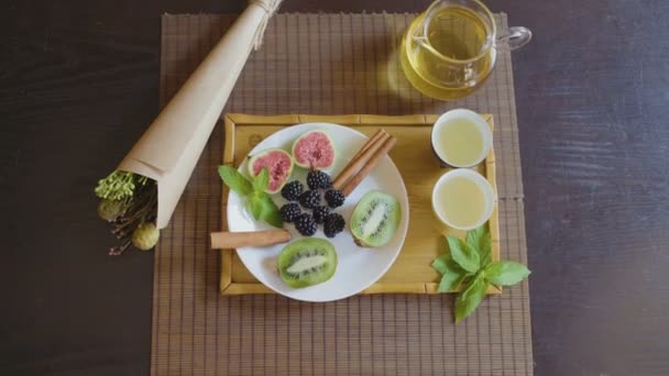 Desayuno saludable con frutas y té — Vídeos de Stock