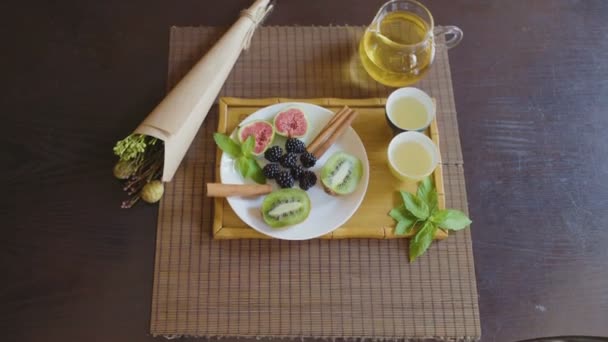 Hälsosam frukost med frukt och te i Café — Stockvideo