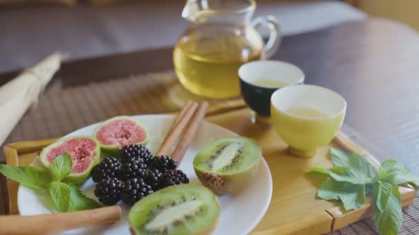 Theepot met groene thee met fruit — Stockvideo