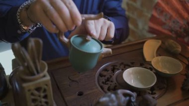 Geleneksel Çin Çay Seremonisinde Çaydanlıktan Gaiwan 'a Yeşil Çay Döken Adam.