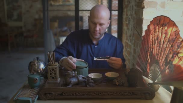 Der Meister gießt Teeblätter mit Wasser. Teezeremonie — Stockvideo