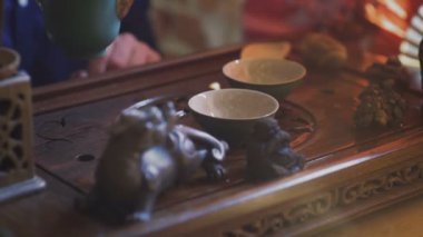 Teapot 'tan Gaiwan' a Yeşil Çay Döken Adama Yaklaş