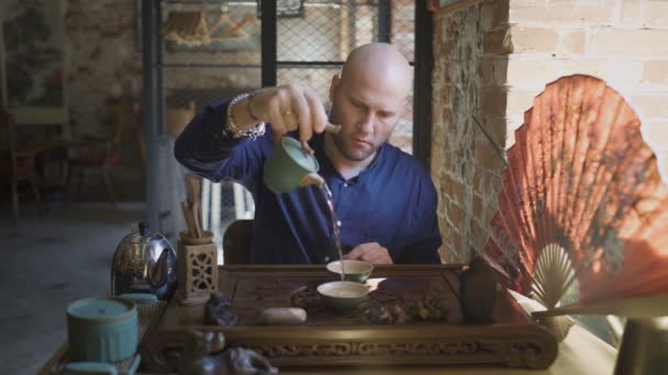 Man het drinken van thee binnen Chinees restaurant — Stockvideo