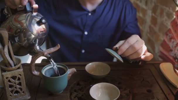 Мужчина заваривает чай в китайском ресторане — стоковое видео