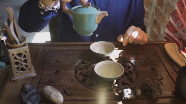 Slide Shot of Man está preparando chá no restaurante chinês — Vídeo de Stock