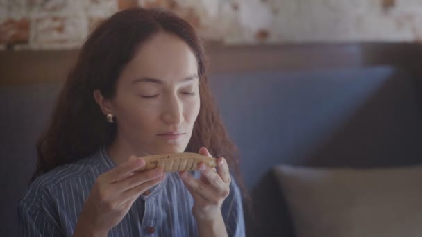 Close Up of Woman inhala el olor del té — Vídeo de stock