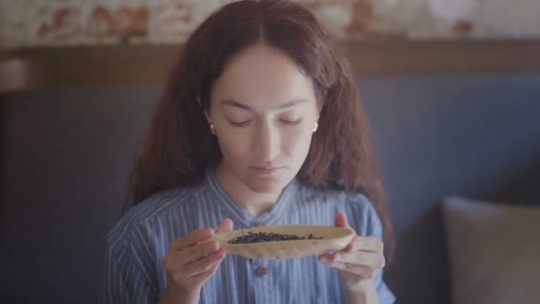 Porträt einer Frau inhaliert den Geruch von Tee — Stockvideo