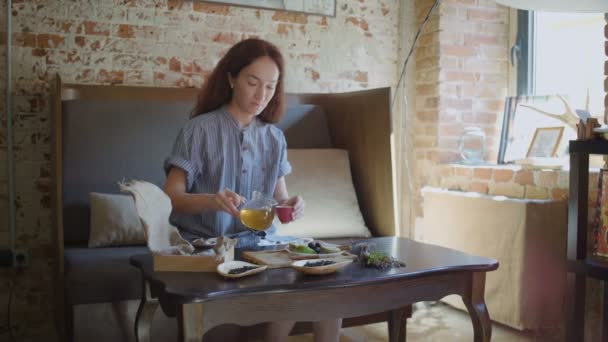 Femme buvant du thé à l'intérieur restaurant chinois — Video