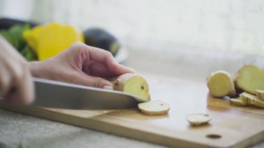 Bıçakla kesilmiş zencefil kökü yakın plan.