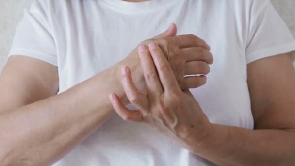 Woman is massaging her hand. Joint pain. — Stock Video