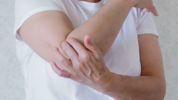 Kvinnan har en smärta i sin armbåge — Stockvideo