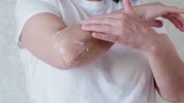Kadın krem dirsek losyonları. eklem ağrısı. kozmetik prosedürler